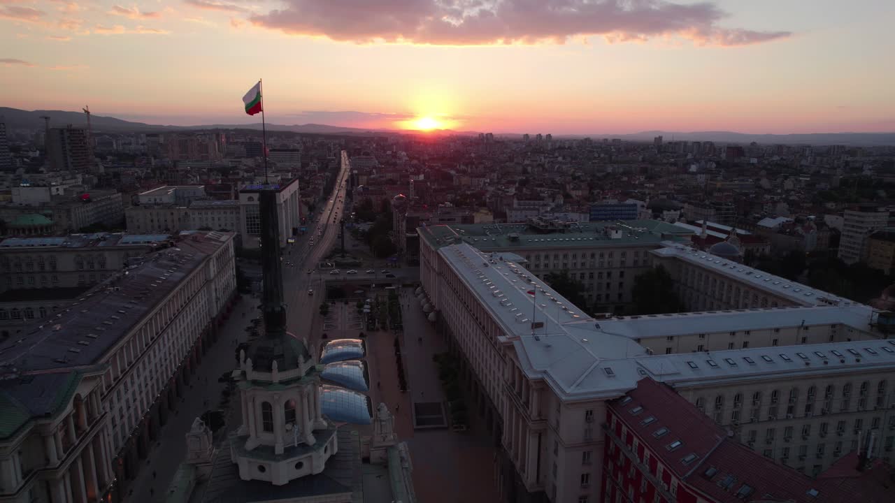 vista aérea de drones al atardecer del parlamento búlgaro en sofia, la asamblea nacional muestra la bandera búlgara sobre el horizonte