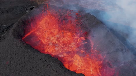 fotografía aérea de cerca de la nueva tierra en formación en islandia, erupción de un volcán