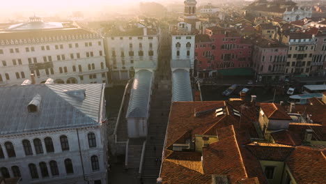 Vista-Superior-Del-Puente-De-Rialto-Y-Más-Edificios-En-Venecia,-Italia-Al-Amanecer---Toma-Aérea-De-Drones