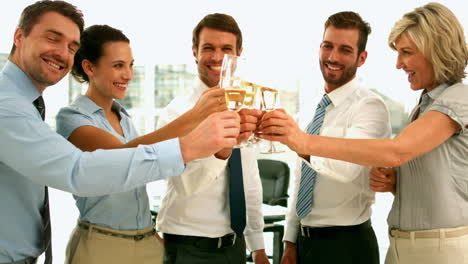 equipo de negocios brindando con champán