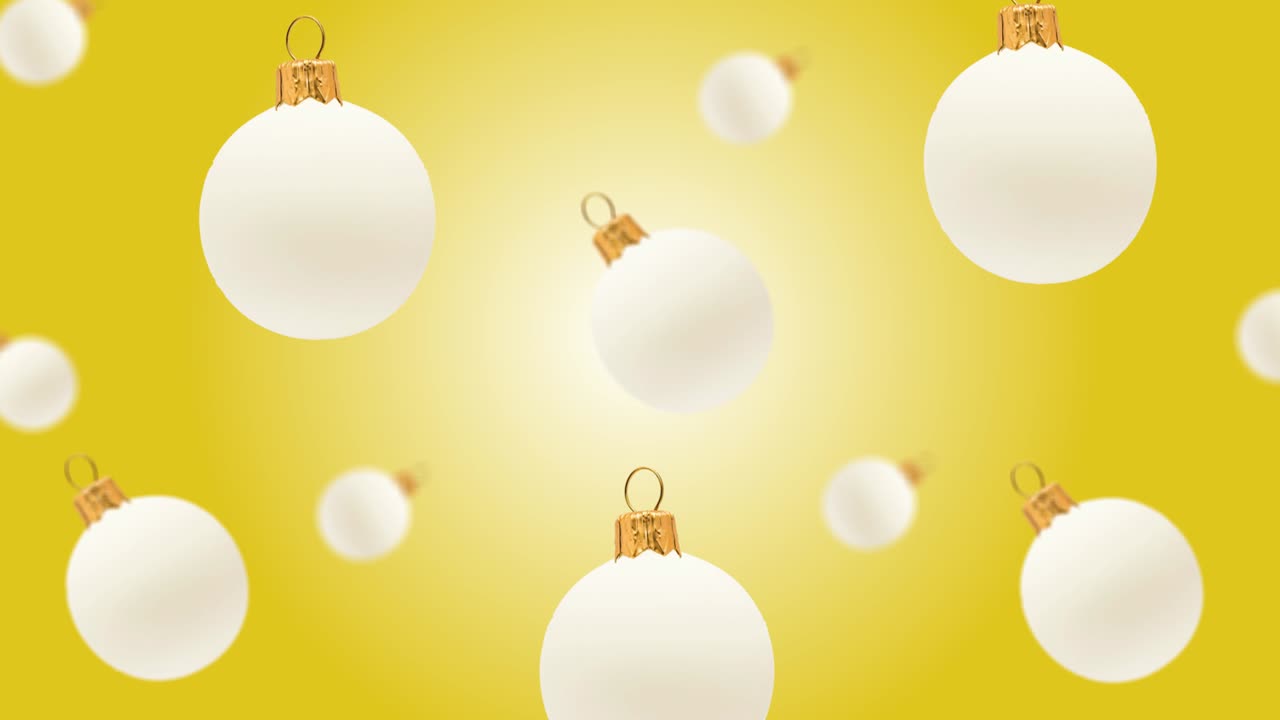 다양한 지름의 날아다니는 유리 색 크리스마스 트리 장난감은 4k uhd 영상에서 유행하는 노란색 색상 그라디언트 배경 (평면, 루프 할 수 없습니다) 의 중앙으로 이동합니다.