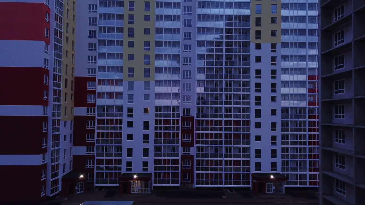 다채로운 전면, 현대 아파트 건물, 창문 및 발코니의 드론 뷰.