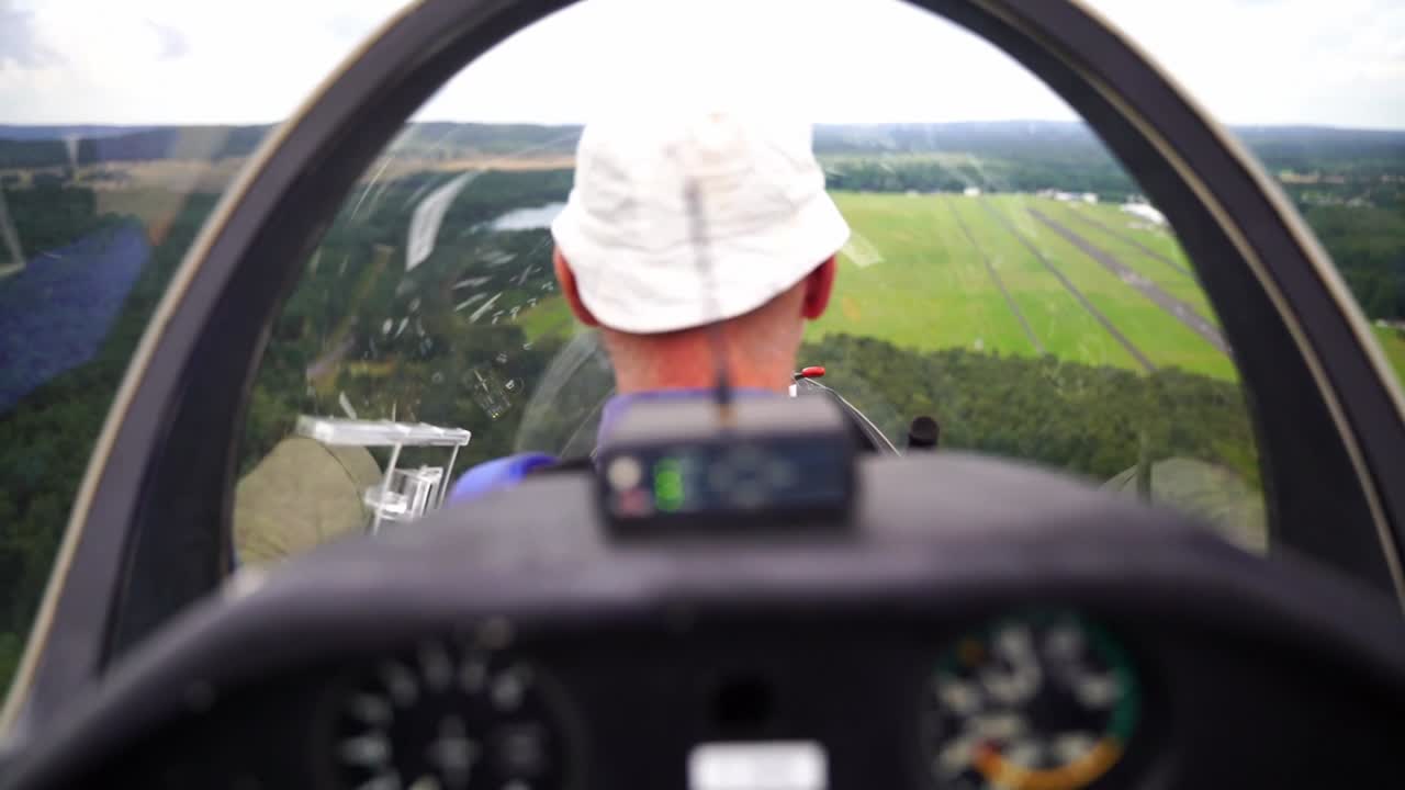 piloto en un pequeño avión