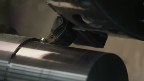 máquina cnc de torno en el trabajo producción en masa automática completa