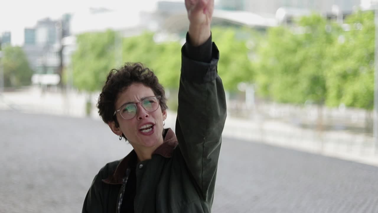 mujer emocionada mostrando el signo de la victoria