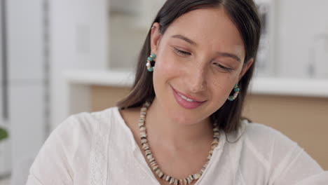 mujer que se concentra en el diseño gráfico