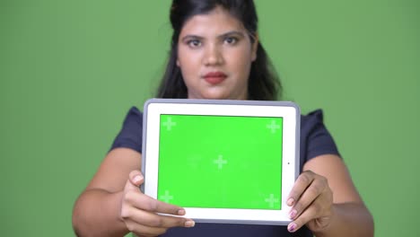 joven sobrepeso hermosa mujer de negocios india contra fondo verde
