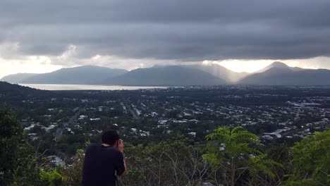 Fotógrafo-Tomando-Fotos-Del-Sol-Saliendo-Sobre-Una-Montaña-Distante-Al-Otro-Lado-De-La-Entrada