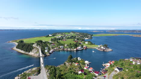 toma aérea de un hermoso día de verano en la isla idílica, herdla, en la costa oeste de noruega