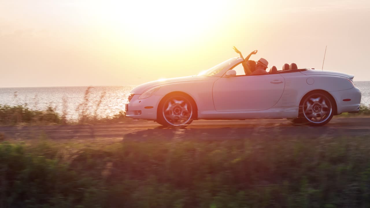 해가 지는 길 을 따라 운전 을 즐기는 부부