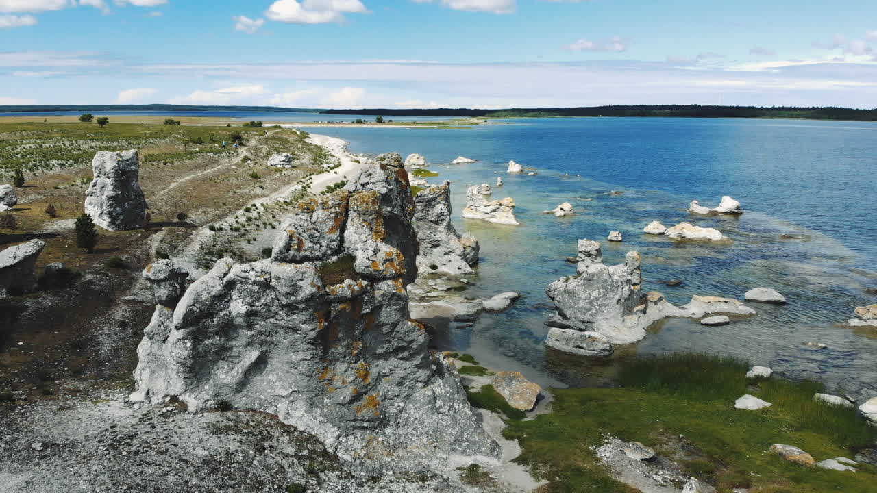 вид с воздуха на огромные скальные обнажения на пустом морском побережье, дуговой снимок