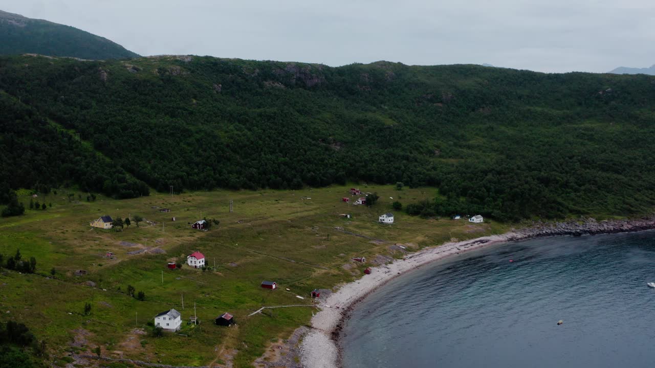 vista aérea de la bahía de leikvika cerca de las cabañas de la aldea de flakstadvag en senja, noruega