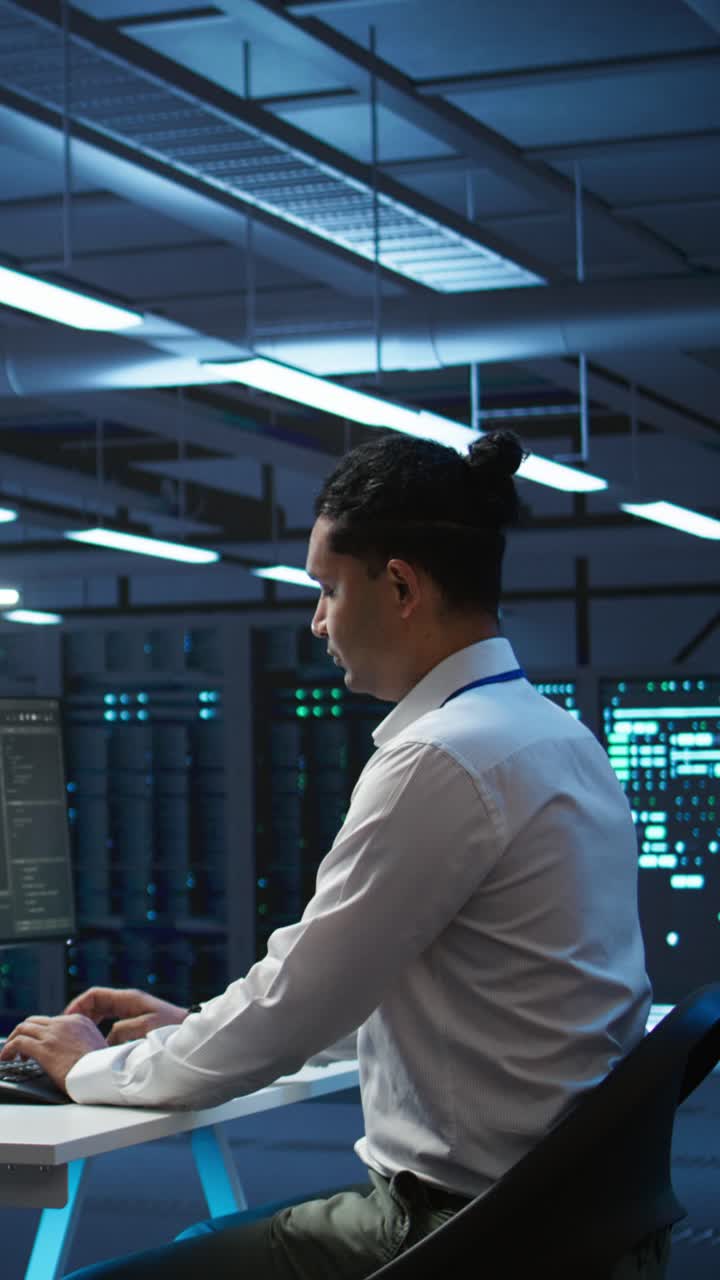 Ingegnere IT al lavoro su un computer in un data center