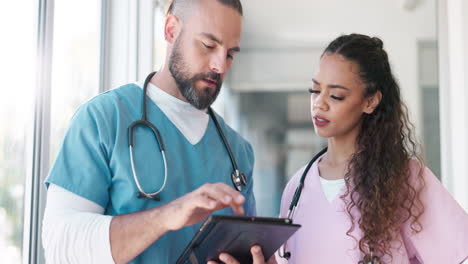 Gesundheitswesen,-Tablet-Und-Medizinischer-Teamchirurg