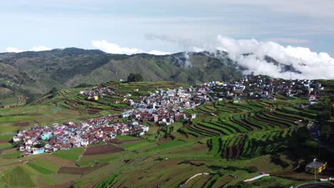 fotografía panorámica del pueblo de poombarai en las colinas de palani con nubes que se acercan al valle, paisaje agrícola en terrazas en las montañas, tamil nadu, india