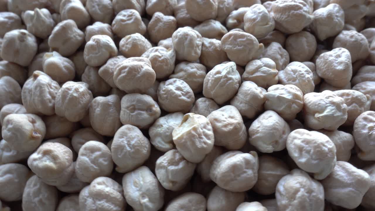 나무 테이블에서 회전하는 양배추