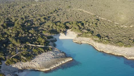 Sonnenuntergang-Vom-Himmel-Aus-Gesehen-Mit-Weißem-Sandstrand-Und-Bergpfaden-Auf-Menorca,-Spanien