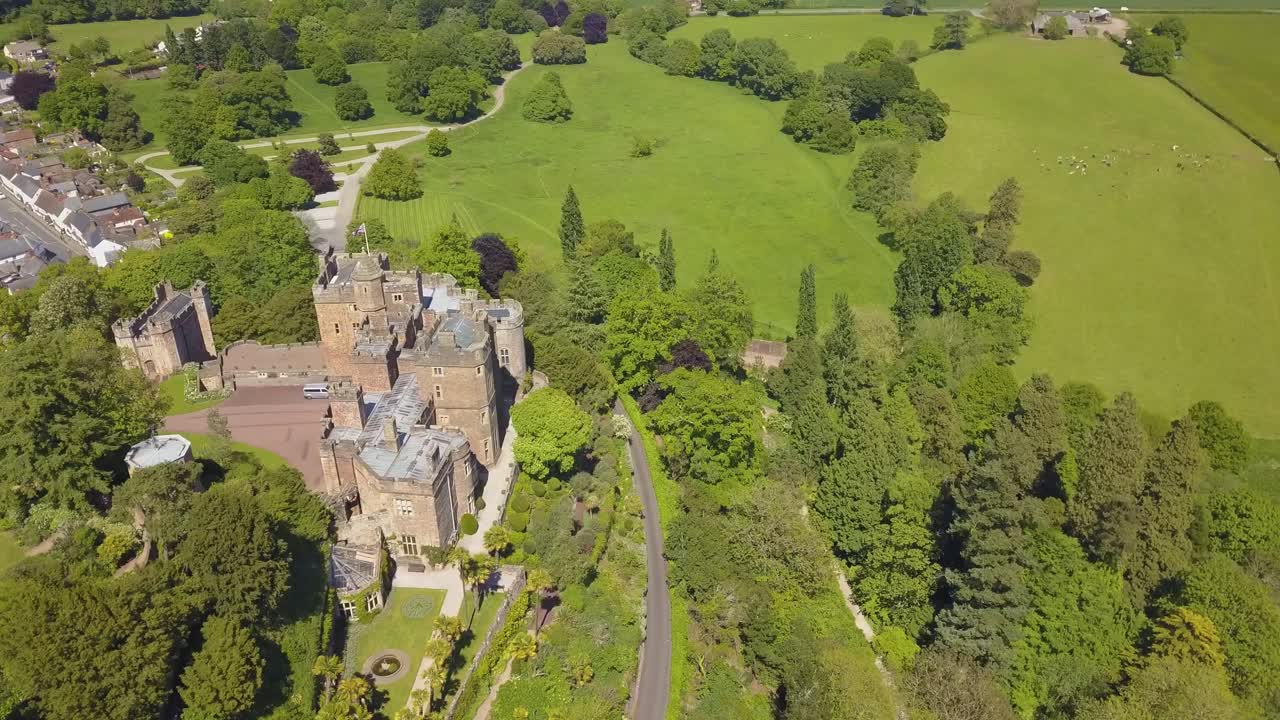 Vista aerea del Castello di Dunster e dei giardini circostanti, Somerset, Inghilterra