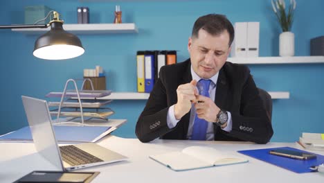 Happy-businessman-dancing-while-working-in-office.