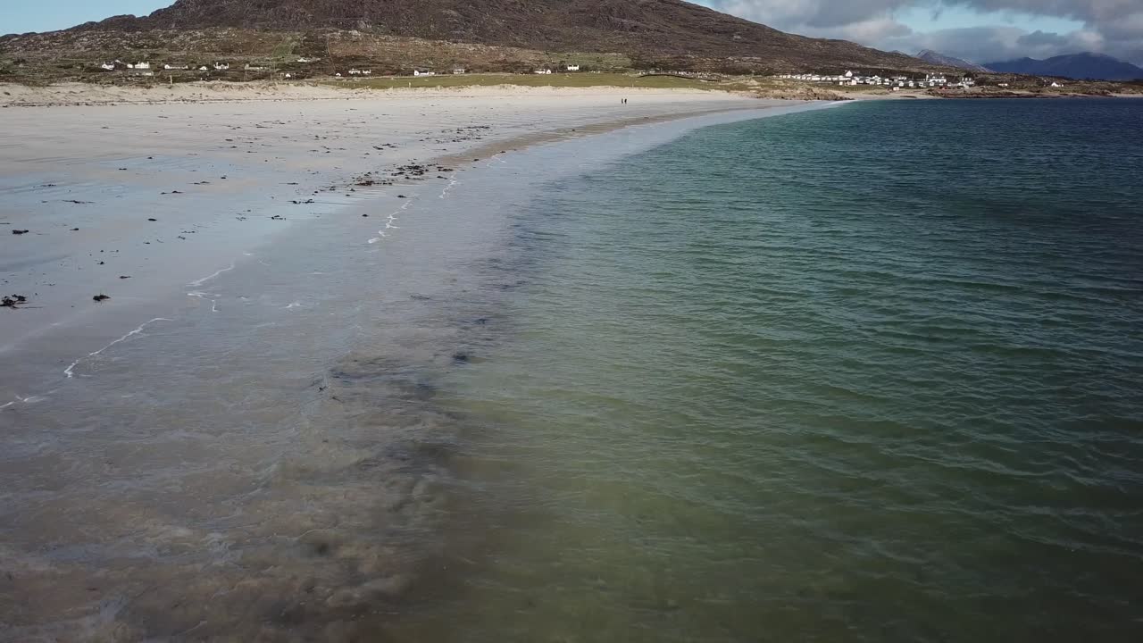 vista aérea, playa de arena y olas del océano atlántico en irlanda, connemara