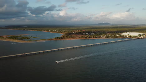 seguimiento de imágenes aéreas a lo largo del embarcadero de caña de azúcar lucinda en el norte tropical de queensland, australia