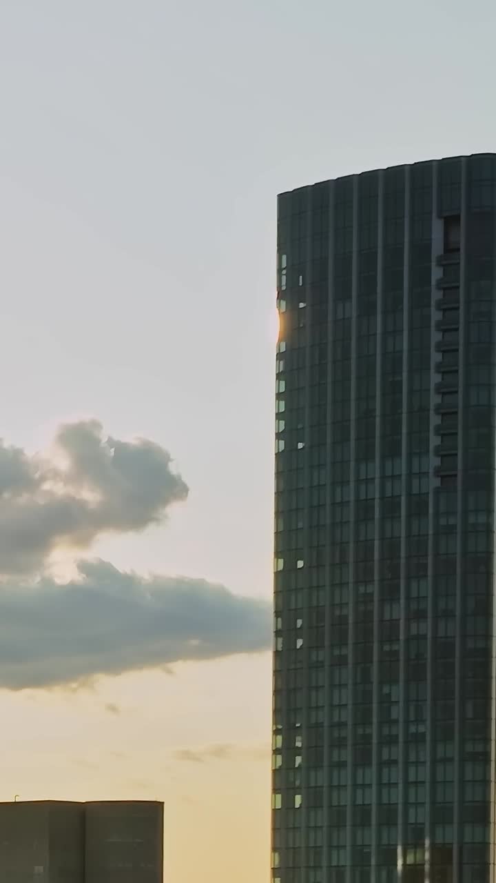 Vista de prédios da cidade em foto aérea durante o pôr do sol nos EUA