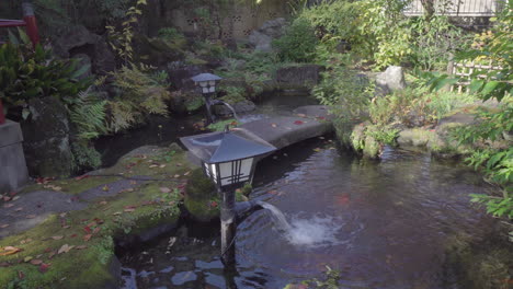 Cada-Templo-En-Japón-Tiene-Algo-Del-Elemento-Agua-En-Su-Diseño,-Los-Edificios-Principales-Suelen-Estar-Rodeados-Por-Este-Elemento-Como-Forma-De-Protección-Y-Como-Símbolo-Del-Flujo-De-La-Vida.