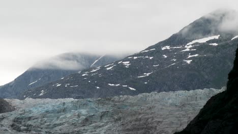 el glaciar mendenhall y las montañas circundantes cubiertas de nubes, alaska