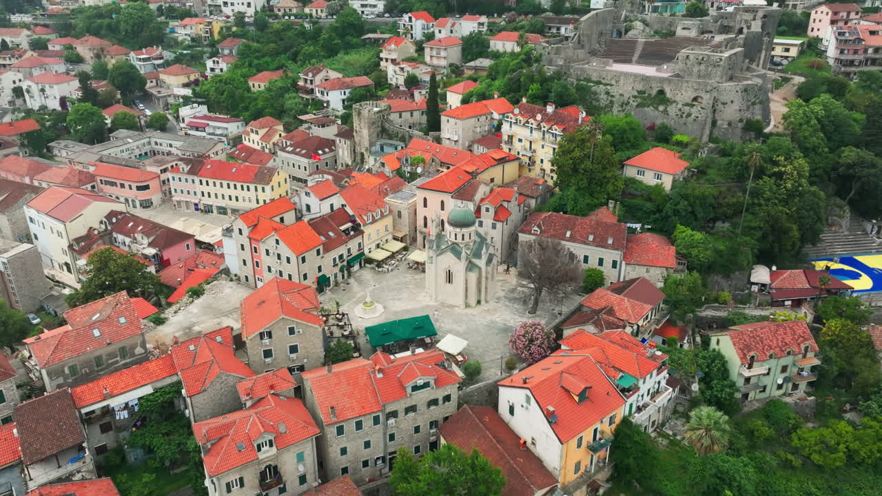 헤르체그 노비 (herceg novi) - 고대 도시 광장에 있는 대천사 미가엘의 성당.