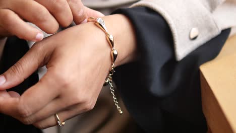 mujer con pulseras