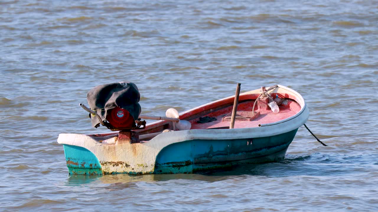 평온 한 물 에서 작은 시 배