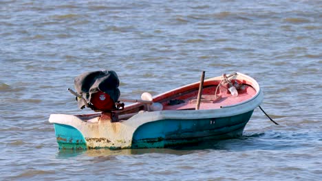 pequeño barco de pesca en aguas tranquilas