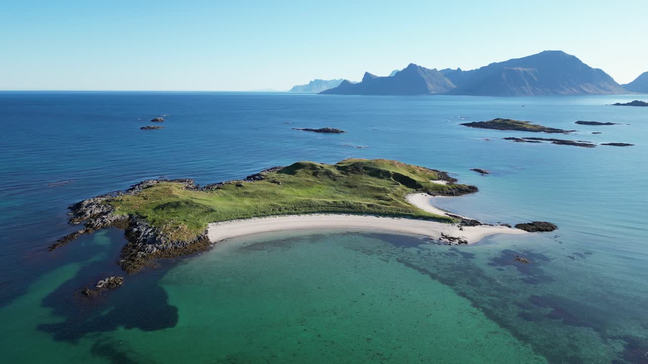 노르웨이 로포텐 섬의 여름 동안  모래 해변이 있는 사막 섬 - 4k 공중