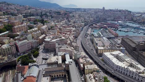 Ciudad-Portuaria-Italiana-De-Génova---Toma-Panorámica-Aérea-Que-Establece