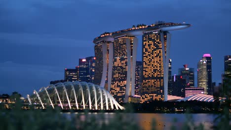 las arenas de la bahía de marina por la noche: el horizonte de singapur