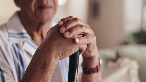 persona de edad avanzada con bastón