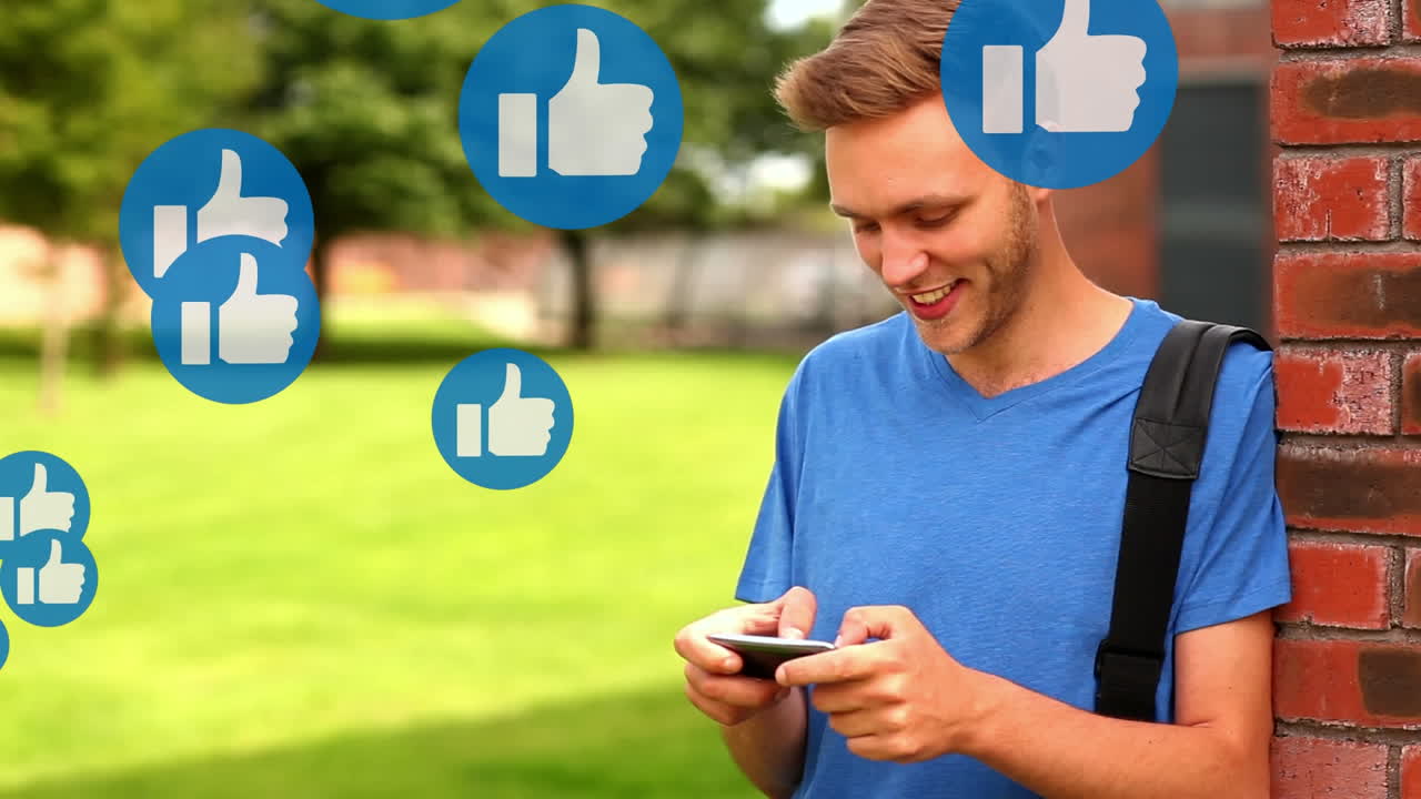 Diverse icone di 'mi piace' a pollice in su fluttuanti su uno sfondo con un uomo che usa lo smartphone.