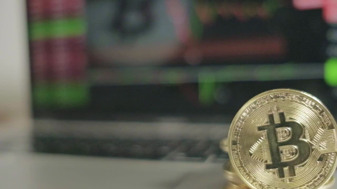 comercio en línea bitcoin moneda de oro y portátil con candela gráfico mercado de valores