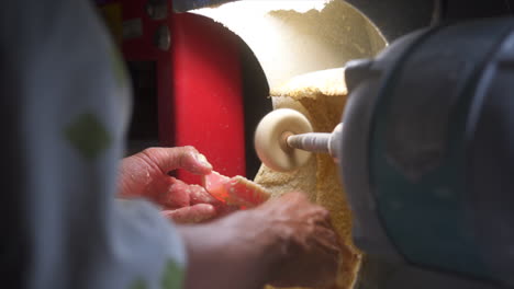 Técnico-Dental-Trabajando-En-Dentaduras-Postizas