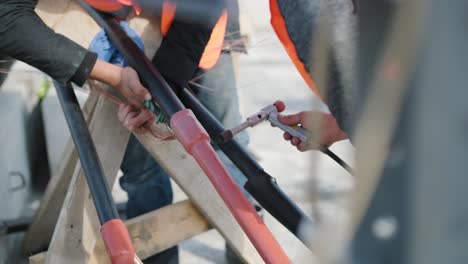 proceso de instalación de cables eléctricos en una subestación de transformadores