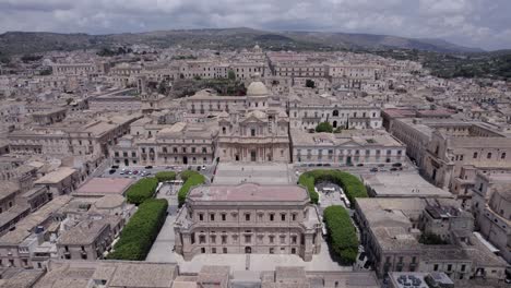 Antena-Estática-Palazzo-Ducezio-Y-Catedral-De-Noto,-Sicilia-Italia