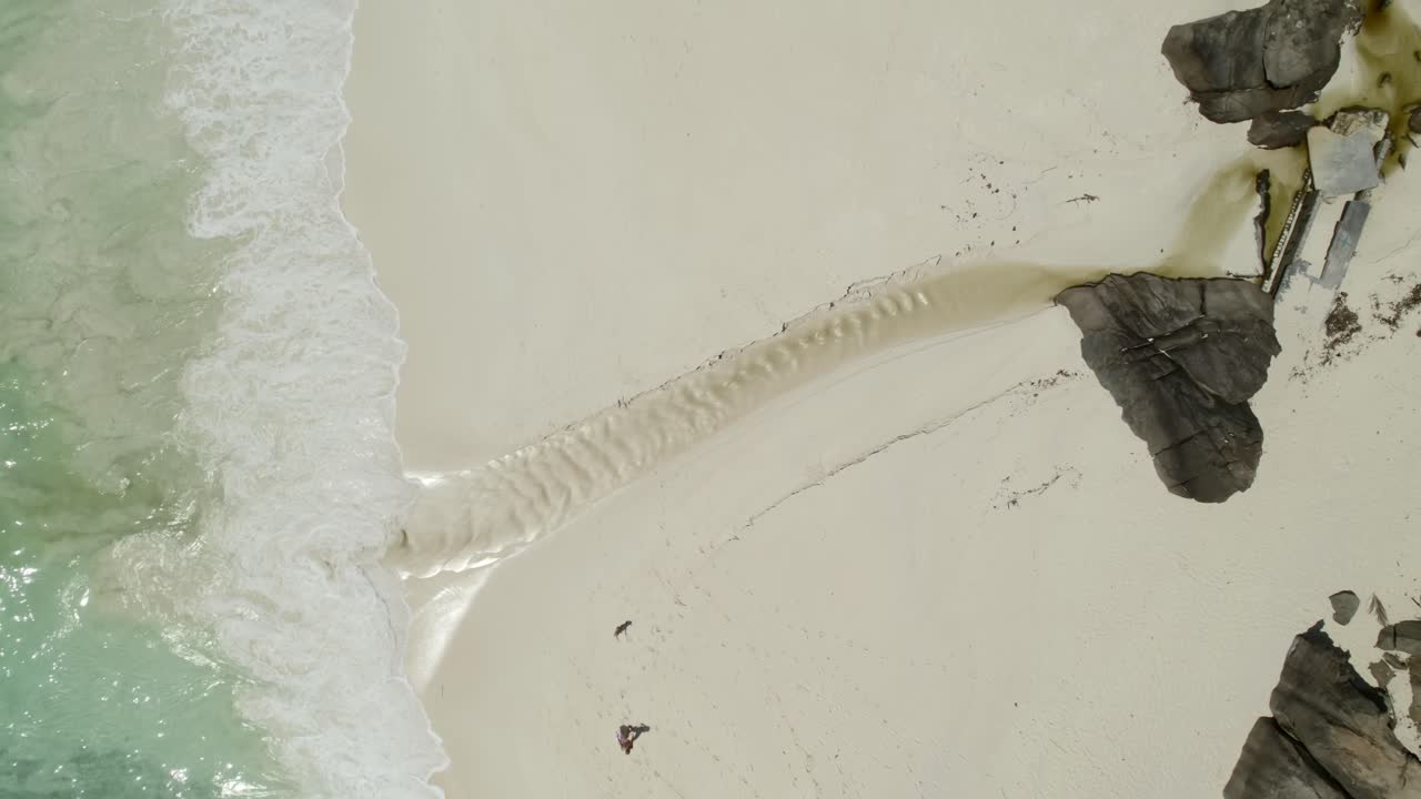 마헤 세이셸, 어머니와 딸이 해변의 작은 강 근처를 걷고 있고, 옆에 있는 바위 바위