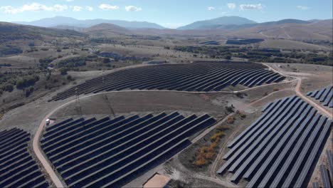 paneles aéreos sobre energía solar fotovoltaica parque fila colinas montañas fondo cielo azul soleado