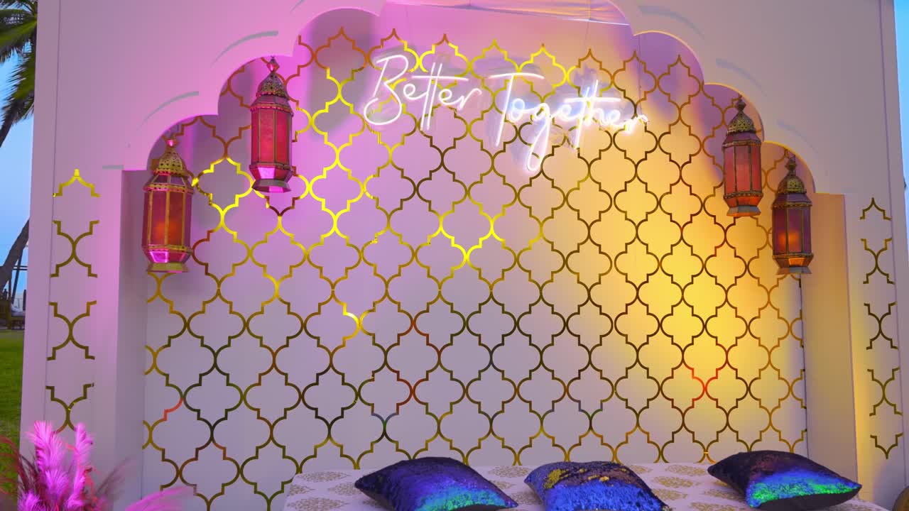 멋진 해변 근처에 위치한 독특한 다채로운 웨딩 부스로 확대합니다.