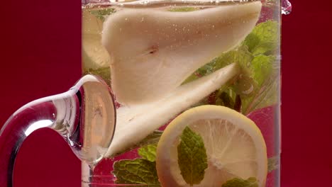 frutas frescas en un tazón de vidrio con agua