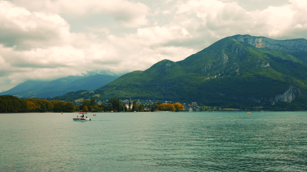 Splendido Lago di Annecy in Francia