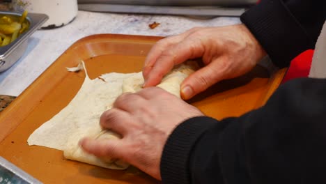 preparando un delicioso envoltorio de shawarma