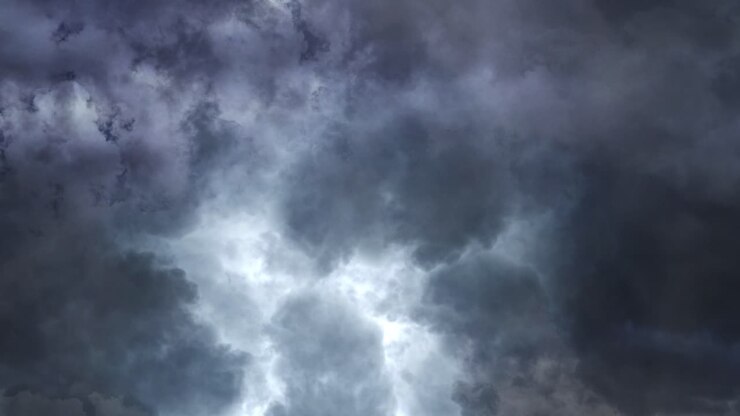 Nuvole temporalesche scure e drammatiche che attraversano il cielo