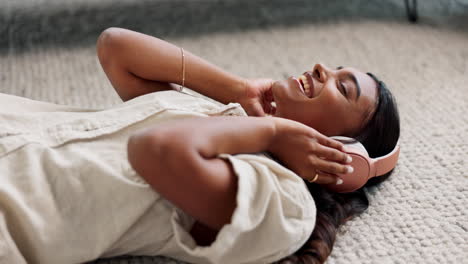 Happy-woman,-headphones-and-relax-on-living-room