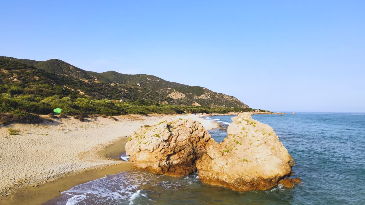 Filmato aereo con drone che si allontana da una formazione rocciosa a Kavala, Macedonia, Grecia